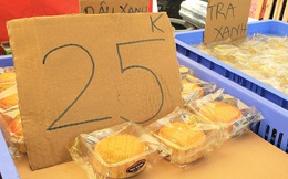 Bánh Trung thu "cao cấp" xả hàng giảm 50%, đồng giá 25.000 đồng/chiếc bên lề đường