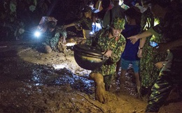 Bộ đội xuyên đêm băng rừng, vượt bùn lầy ngập nửa người để tiếp tế lương thực cho Trà Leng
