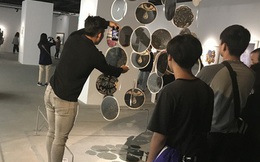 Hội "sống ảo" giẫm lên cả thông tin tác phẩm tại triển lãm ở Hà Nội, chê ít background đẹp và ở tầm 30 phút là chán