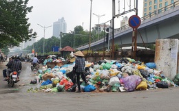 Công nhân 'đình công' vì bị nợ lương, rác thải ngập phố Thủ đô