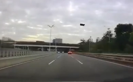 Nóc xe điện Tesla lại 'bay như diều' trên cao tốc Trung Quốc