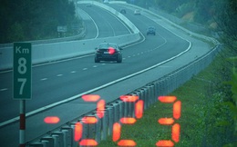 Vội đi ăn cưới, tài xế BMW phóng như bay với tốc độ 223 km/giờ trên cao tốc