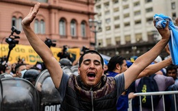 Argentina tổ chức quốc tang Maradona: Dòng người đến viếng kéo dài bất tận, bạo động đã xảy ra
