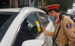 Nhiều tài xế ôtô bất ngờ trong ngày đầu cảnh sát dán thông báo "phạt nguội"