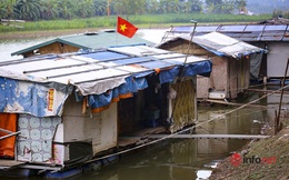 Người dân xóm phao giữa sông Hồng chật vật chống chọi với giá rét
