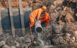 Ảnh: Lắp đặt hệ thống cống ngầm được kỳ vọng "hồi sinh" sông Tô Lịch