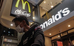 "Chúng tôi còn biết đi đâu?" - người vô gia cư Hong Kong mất nơi trú ẩn cuối cùng khi loạt cửa hàng McDonald's đóng cửa phòng dịch Covid-19
