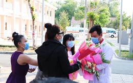 TPHCM: 4 bệnh nhân Covid-19 xuất viện tặng hoa cảm ơn nhân viên y tế