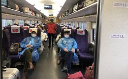 Chuyến tàu quay lại Vũ Hán sau những ngày dịch bệnh: Thông hành bằng mã QR, hành khách còn mặc cả áo mưa và kính bảo hộ