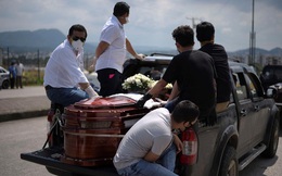 Ecuador giữa dịch Covid-19: Người dân mòn mỏi chờ nhận thi thể người thân, cảnh sát lại thu thập hơn 1.400 quan tài chờ được chôn cất