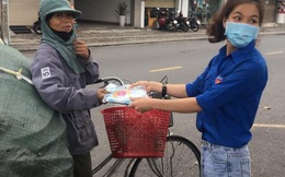 Hình ảnh đẹp tại điểm phát cơm miễn phí ở Đà Nẵng: "Cô chỉ nhận áo mưa, còn cơm cô nhường người khác cần hơn. Nhà cô nấu cơm rồi con...”