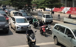 Ngày thứ 14 cách ly xã hội: xe cộ đổ về tại các cửa ngõ ở Hà Nội