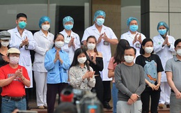 Ảnh: Bác sỹ Bệnh viện Nhiệt đới cùng 10 bệnh nhân khác được công bố khỏi bệnh Covid-19