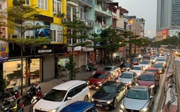 Tròn 1 tuần thực hiện giãn cách xã hội, đường phố Hà Nội bất ngờ đông đúc trở lại: Lạc quan thái quá thành chủ quan?