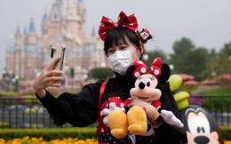 Hôm nay Disneyland Thượng Hải mở cửa trở lại sau 3 tháng, vé đã được bán hết sau vài phút