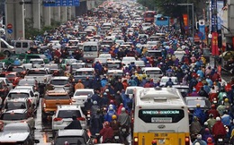Hà Nội tắc đường kinh hoàng, người dân khổ sở đi làm trong cơn mưa lớn