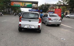 Taxi 'biến hóa' biển số, công khai đón khách sai quy định ở Hà Nội