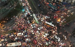 Đường phố Hà Nội tắc cứng trong cơn mưa lớn, đường Lê Văn Lương "thất thủ"