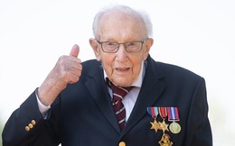 Cựu binh 100 tuổi đi bộ gây quỹ chống COVID-19 trở thành Hiệp sĩ Anh
