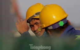 Công nhân phơi mình dưới trời nắng đổ lửa ở Hà Nội