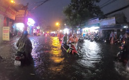 Đường phố Sài Gòn ngập kinh hoàng sau cơn mưa lớn, người dân vật lộn về nhà
