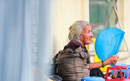 5 thập kỷ "gắn bó" với vỉa hè Hà Nội của bà cụ 80 tuổi: Chẳng sợ bom rơi thì giờ ngại gì nắng mưa