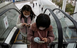 Nhật Bản dự định sẽ cấm dùng điện thoại trong khi đi bộ trên đường