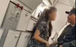 Bức xúc clip nữ hành khách làm loạn, liên tục gào thét trên máy bay: "Tôi muốn ra Hà Nội ngay lập tức, không thể chịu nổi cái nơi này nữa"