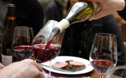 Trăm triệu lít rượu vang Pháp tồn kho vì dịch biến thành nước rửa tay