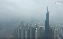 Clip toàn cảnh TP.HCM từ trên cao: Những tòa nhà chọc trời "chìm" vào làn sương trắng đục, chỉ số chất lượng không khí thấp