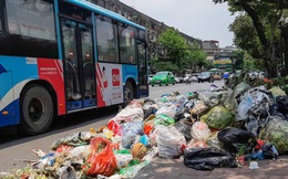 Xe vào bãi rác Nam Sơn bị chặn, phố phường Hà Nội ngập trong 'biển' rác