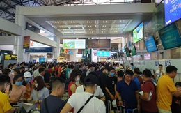 Sân bay Nội Bài "chật ních" trong ngày đầu của kỳ nghỉ hè muộn