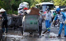 Lao công 'vật lộn' với rác thải ùn ứ, chất đống ở Hà Nội