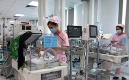 Sau một tuần phẫu thuật tách dính, một trong hai bé song sinh đã cai máy thở