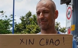 Dân mạng xôn xao về chàng Tây cầm tấm bảng giấy đứng giữa ngã tư ở Sài Gòn để xin một thứ mà ai cũng không thể ngờ