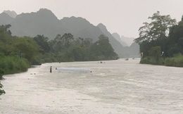 Hà Nội: Cơn giông bất ngờ làm lật thuyền chở 4 người thăm chùa Hương trên suối Yến