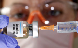 'Lướt sóng tin tức' về vắc xin phòng Covid-19, sếp các hãng dược bỏ túi hàng triệu USD