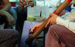 Vì sao người Việt thích hút thuốc lào, tên gọi này xuất phát từ đâu, thuốc lào có hại không?