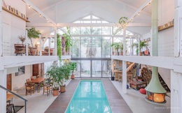 Ngôi nhà màu trắng sở hữu cây xanh và bể bơi bên trong giống như resort nghỉ dưỡng tuyệt đẹp