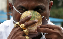 Doanh nhân Ấn Độ đeo khẩu trang bằng vàng giá 4.000 USD để chống Covid-19
