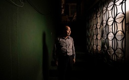Nỗi ám ảnh cái nóng mùa hè trong những căn phòng chật hẹp khu ổ chuột Hàn Quốc, nơi người già bất lực còn người trẻ thì ôm mộng đổi đời