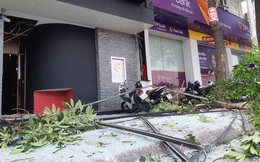 Hà Nội: Sau tiếng nổ lớn, mảnh kính tòa nhà văng xuống đường trúng ô tô khiến 2 người nhập viện cấp cứu