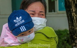 Nghẹn ngào giây phút bé 8 tháng tuổi ở Đà Nẵng chiến thắng COVID-19 về với gia đình