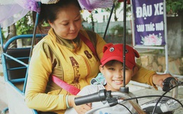Bố bỏ nhà theo vợ nhỏ, bé trai 9 tuổi đi bán vé số khắp Sài Gòn kiếm tiền chữa bệnh cho người mẹ tật nguyền