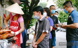 Có hàng thịt quay vỉa hè 30 năm tuổi ngon nức tiếng ở Hà Nội, không biển hiệu nhưng chiều nào cũng nườm nượp khách xếp hàng