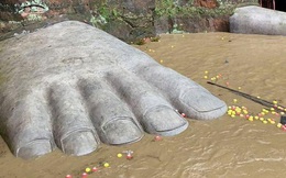 TQ: Lũ lụt "trăm năm có một" ở Tứ Xuyên, nước phá đê tạm, dâng tới chân tượng Phật khổng lồ