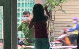 Hình ảnh chiến sĩ công an vùng "tâm dịch" Đà Nẵng đi qua nhà, vẫy chào con gái qua khung cửa kính gây xúc động