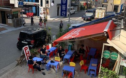 Có một quán ăn đậm chất vỉa hè Việt Nam giữa lòng Seoul: "Copy" từ bàn nhựa xanh ghế đỏ, đồng phục quán độc đáo có 1 không 2