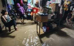 TP.HCM: Chợ Thủ Đức ngập nặng từ trong ra ngoài do mưa lớn, nhiều tiểu thương “khóc ròng”