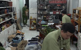 Phát hiện kho vũ khí khủng trong cửa hàng bán túi xách hàng hiệu giả ở Sài Gòn